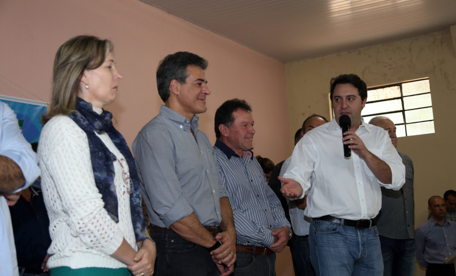 Governador Beto Richa autoriza obras de saneamento e de pavimentação em Manoel Ribas. Participaram do evento com o governador a prefeita Elizabeth Camilo, o presidente da Assembleia Legislativa, Ademar Traiano; o secretário da Justiça, Artagão Júnior, os deputados estaduais Bernardo Carli e Alexandre Curi, o presidente do Conseg de Manoel Ribas, Carlos Andreolli, a comunidade local e prefeitos da região.Manoel Ribas, 05/04/2016.Foto: Orlando Kissner/ANPr