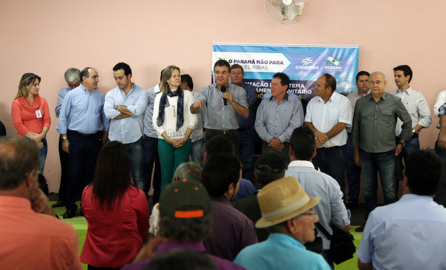 Governador Beto Richa autoriza obras de saneamento e de pavimentação em Manoel Ribas. Participaram do evento com o governador a prefeita Elizabeth Camilo, o presidente da Assembleia Legislativa, Ademar Traiano; o secretário da Justiça, Artagão Júnior, os deputados estaduais Bernardo Carli e Alexandre Curi, o presidente do Conseg de Manoel Ribas, Carlos Andreolli, a comunidade local e prefeitos da região.Manoel Ribas, 05/04/2016.Foto: Orlando Kissner/ANPr