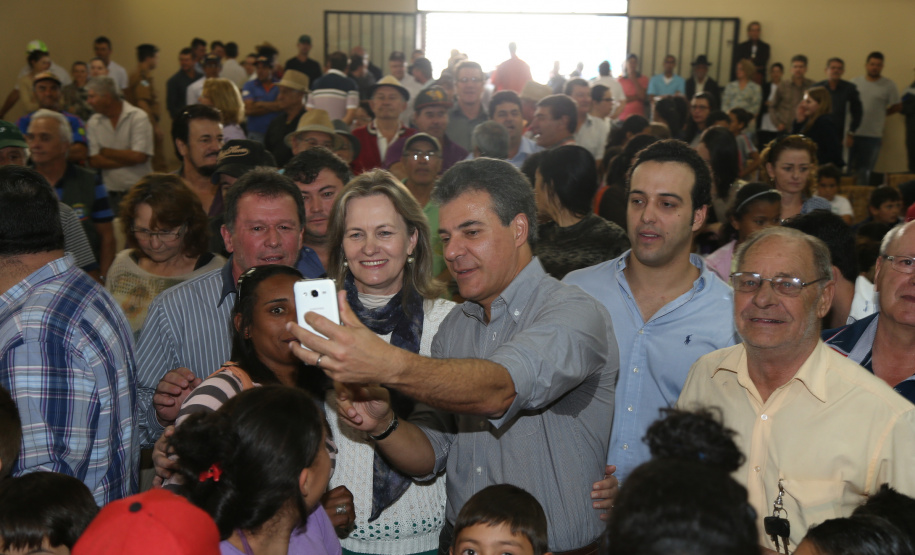 Governador Beto Richa autoriza obras de saneamento e de pavimentação em Manoel Ribas. Participaram do evento com o governador a prefeita Elizabeth Camilo, o presidente da Assembleia Legislativa, Ademar Traiano; o secretário da Justiça, Artagão Júnior, os deputados estaduais Bernardo Carli e Alexandre Curi, o presidente do Conseg de Manoel Ribas, Carlos Andreolli, a comunidade local e prefeitos da região.Manoel Ribas, 05/04/2016.Foto: Orlando Kissner/ANPr
