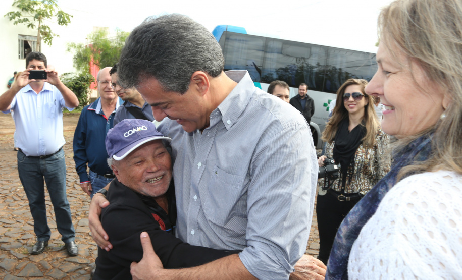 Governador Beto Richa autoriza obras de saneamento e de pavimentação em Manoel Ribas. Participaram do evento com o governador a prefeita Elizabeth Camilo, o presidente da Assembleia Legislativa, Ademar Traiano; o secretário da Justiça, Artagão Júnior, os deputados estaduais Bernardo Carli e Alexandre Curi, o presidente do Conseg de Manoel Ribas, Carlos Andreolli, a comunidade local e prefeitos da região.Manoel Ribas, 05/04/2016.Foto: Orlando Kissner/ANPr