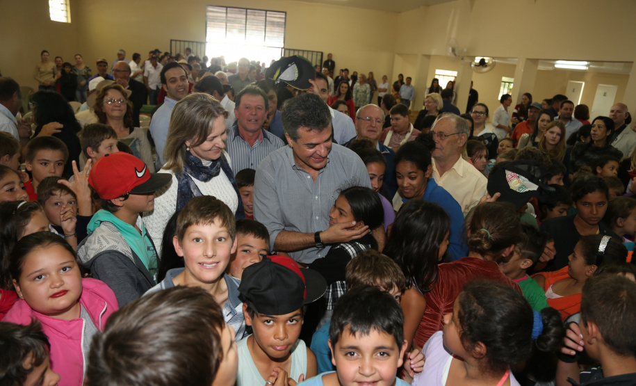 Governador Beto Richa autoriza obras de saneamento e de pavimentação em Manoel Ribas. Participaram do evento com o governador a prefeita Elizabeth Camilo, o presidente da Assembleia Legislativa, Ademar Traiano; o secretário da Justiça, Artagão Júnior, os deputados estaduais Bernardo Carli e Alexandre Curi, o presidente do Conseg de Manoel Ribas, Carlos Andreolli, a comunidade local e prefeitos da região.Manoel Ribas, 05/04/2016.Foto: Orlando Kissner/ANPr