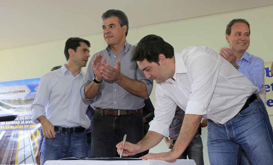 Governador Beto Richa assina autorização para o município de Ivaiporã iniciar processo licitatório do Hospital Regional e anuncia investimentos em ampliações dos sistemas de água e de esgoto do município, e autoriza ações de recuperação de 53 quilômetros de estradas rurais e libera R$ 120 mil para a prefeitura comprar óleo diesel para as máquinas que atuam na recuperação de estradas rurais.Ivaiporã, 05/05/2016.Foto: Arnaldo Alves/ANPr