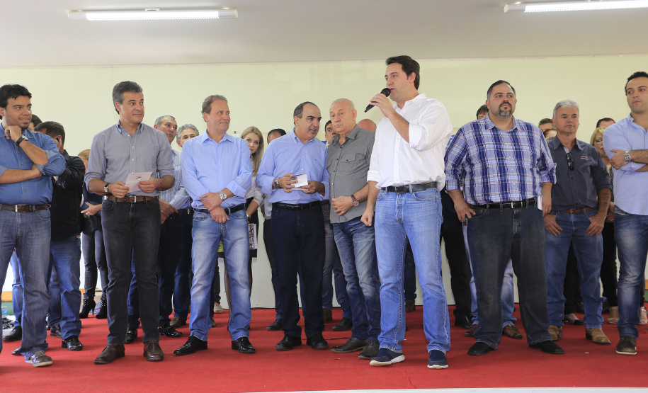 Governador Beto Richa assina autorização para o município de Ivaiporã iniciar processo licitatório do Hospital Regional e anuncia investimentos em ampliações dos sistemas de água e de esgoto do município, e autoriza ações de recuperação de 53 quilômetros de estradas rurais e libera R$ 120 mil para a prefeitura comprar óleo diesel para as máquinas que atuam na recuperação de estradas rurais.Ivaiporã, 05/05/2016.Foto: Arnaldo Alves/ANPr