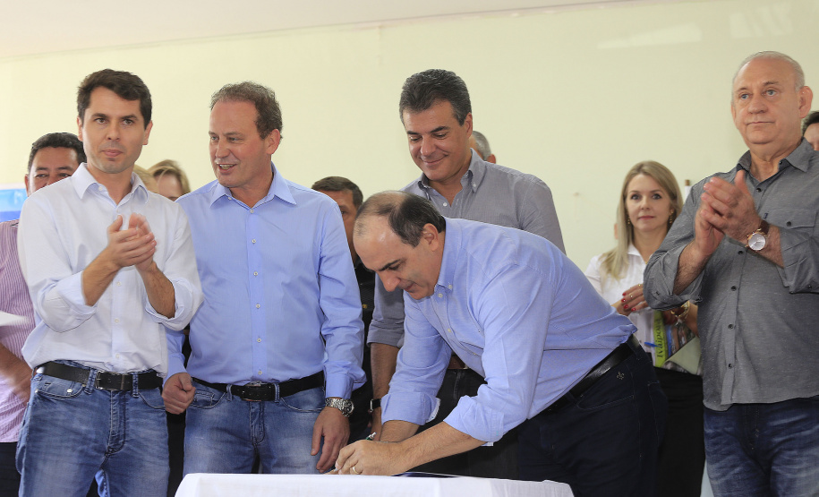 Governador Beto Richa assina autorização para o município de Ivaiporã iniciar processo licitatório do Hospital Regional e anuncia investimentos em ampliações dos sistemas de água e de esgoto do município, e autoriza ações de recuperação de 53 quilômetros de estradas rurais e libera R$ 120 mil para a prefeitura comprar óleo diesel para as máquinas que atuam na recuperação de estradas rurais.Ivaiporã, 05/05/2016.Foto: Arnaldo Alves/ANPr