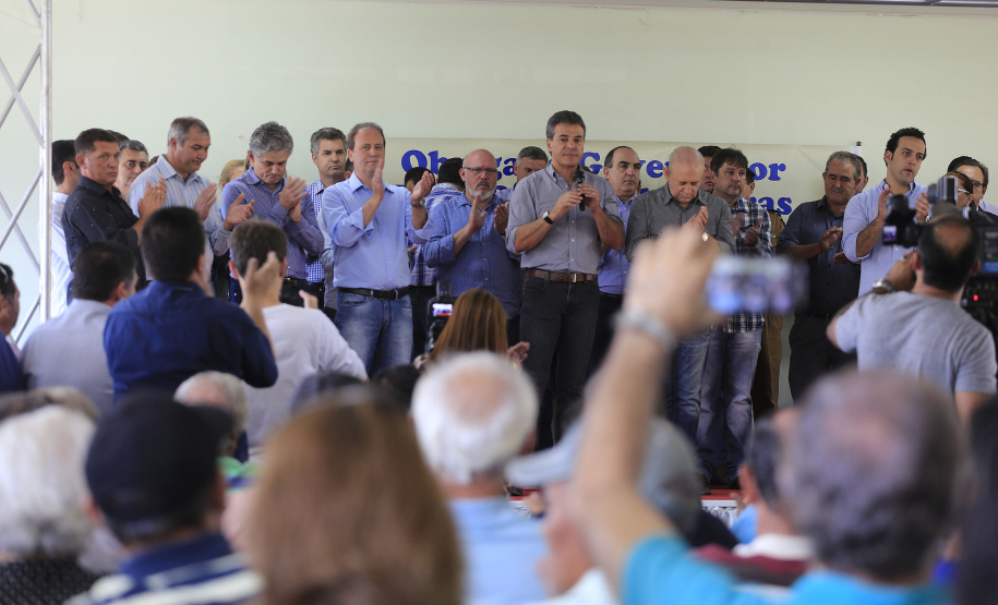 Governador Beto Richa assina autorização para o município de Ivaiporã iniciar processo licitatório do Hospital Regional e anuncia investimentos em ampliações dos sistemas de água e de esgoto do município, e autoriza ações de recuperação de 53 quilômetros de estradas rurais e libera R$ 120 mil para a prefeitura comprar óleo diesel para as máquinas que atuam na recuperação de estradas rurais.Ivaiporã, 05/05/2016.Foto: Arnaldo Alves/ANPr