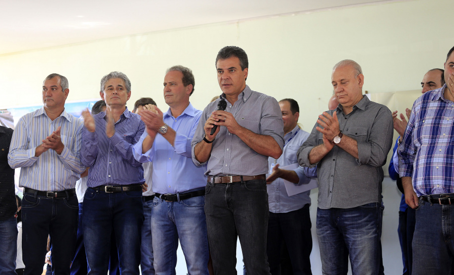 Governador Beto Richa assina autorização para o município de Ivaiporã iniciar processo licitatório do Hospital Regional e anuncia investimentos em ampliações dos sistemas de água e de esgoto do município, e autoriza ações de recuperação de 53 quilômetros de estradas rurais e libera R$ 120 mil para a prefeitura comprar óleo diesel para as máquinas que atuam na recuperação de estradas rurais.Ivaiporã, 05/05/2016.Foto: Arnaldo Alves/ANPr