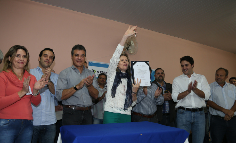 Governador Beto Richa autoriza obras de saneamento e de pavimentação em Manoel Ribas. Participaram do evento com o governador a prefeita Elizabeth Camilo, o presidente da Assembleia Legislativa, Ademar Traiano; o secretário da Justiça, Artagão Júnior, os deputados estaduais Bernardo Carli e Alexandre Curi, o presidente do Conseg de Manoel Ribas, Carlos Andreolli, a comunidade local e prefeitos da região.Manoel Ribas, 05/04/2016.Foto: Orlando Kissner/ANPr