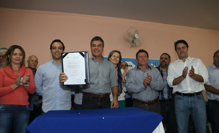 Governador Beto Richa autoriza obras de saneamento e de pavimentação em Manoel Ribas. Participaram do evento com o governador a prefeita Elizabeth Camilo, o presidente da Assembleia Legislativa, Ademar Traiano; o secretário da Justiça, Artagão Júnior, os deputados estaduais Bernardo Carli e Alexandre Curi, o presidente do Conseg de Manoel Ribas, Carlos Andreolli, a comunidade local e prefeitos da região.Manoel Ribas, 05/04/2016.Foto: Orlando Kissner/ANPr