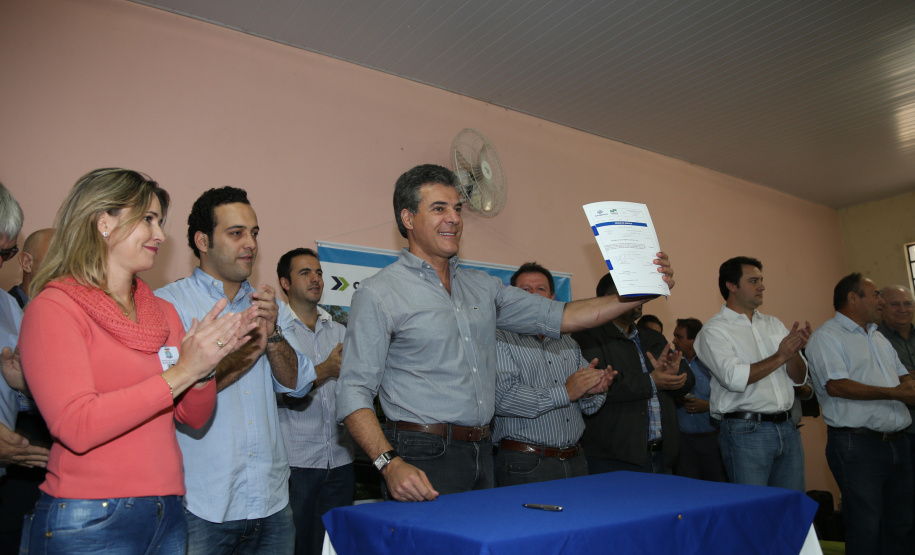 Governador Beto Richa autoriza obras de saneamento e de pavimentação em Manoel Ribas. Participaram do evento com o governador a prefeita Elizabeth Camilo, o presidente da Assembleia Legislativa, Ademar Traiano; o secretário da Justiça, Artagão Júnior, os deputados estaduais Bernardo Carli e Alexandre Curi, o presidente do Conseg de Manoel Ribas, Carlos Andreolli, a comunidade local e prefeitos da região.Manoel Ribas, 05/04/2016.Foto: Orlando Kissner/ANPr