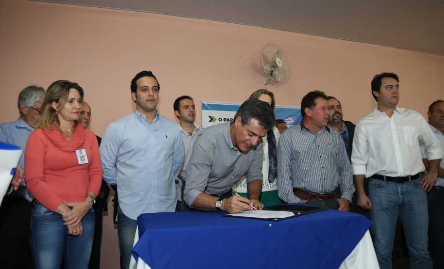 Governador Beto Richa autoriza obras de saneamento e de pavimentação em Manoel Ribas. Participaram do evento com o governador a prefeita Elizabeth Camilo, o presidente da Assembleia Legislativa, Ademar Traiano; o secretário da Justiça, Artagão Júnior, os deputados estaduais Bernardo Carli e Alexandre Curi, o presidente do Conseg de Manoel Ribas, Carlos Andreolli, a comunidade local e prefeitos da região.Manoel Ribas, 05/04/2016.Foto: Orlando Kissner/ANPr