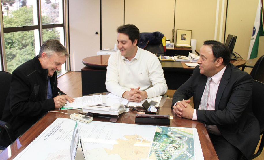 Prefeitos e deputados movimentam a semana na SEDU para tratar de projetos aos municípios do Paraná