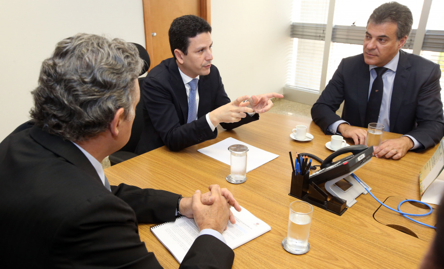 Em Brasília, acompanhado de gestores públicos o governador do Paraná pede retomada de obras federais ao ministro das Cidades