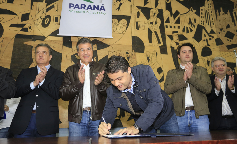 O governador Beto Richa autoriza obras e recursos para Ponta Grossa, região dos Campos Gerais