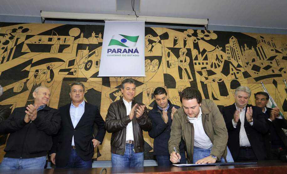 Em Ponta Grossa, o Governo do Estado libera recursos para obras e ações em 79 municípios