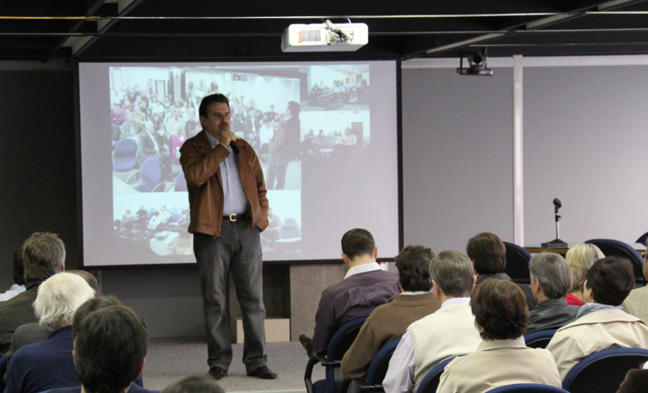 O secretário do Desenvolvimento Urbano Cezar Silvestri apresentou, nesta quinta-feira (14), o mais recente programa que está sendo desenvolvido pela instituição, o Sedu/Paranacidade Interativo. O novo instrumento foi aprovado pelo governador Beto Richa por meio do decreto 4468, com o objetivo principal de racionalizar o uso dos recursos públicos.