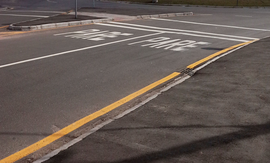 A Coordenação da Região Metropolitana de Curitiba (Comec) concluiu a sinalização horizontal e vertical da alças de acesso do viaduto da Avenida Salgado Filho, em Curitiba. A obra estará finalizada até agosto - faltam apenas a colocação dos pórticos (placas de sinalização superiores) e a substituição do gradil do viaduto, que foi totalmente revitalizado. Foto: Divulgação COMEC