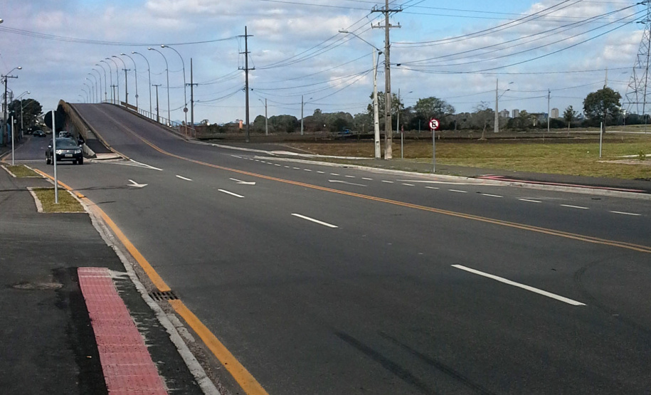 A Coordenação da Região Metropolitana de Curitiba (Comec) concluiu a sinalização horizontal e vertical da alças de acesso do viaduto da Avenida Salgado Filho, em Curitiba. A obra estará finalizada até agosto - faltam apenas a colocação dos pórticos (placas de sinalização superiores) e a substituição do gradil do viaduto, que foi totalmente revitalizado. Foto: Divulgação COMEC