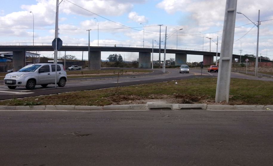 A Coordenação da Região Metropolitana de Curitiba (Comec) concluiu a sinalização horizontal e vertical da alças de acesso do viaduto da Avenida Salgado Filho, em Curitiba. A obra estará finalizada até agosto - faltam apenas a colocação dos pórticos (placas de sinalização superiores) e a substituição do gradil do viaduto, que foi totalmente revitalizado. Foto: Divulgação COMEC