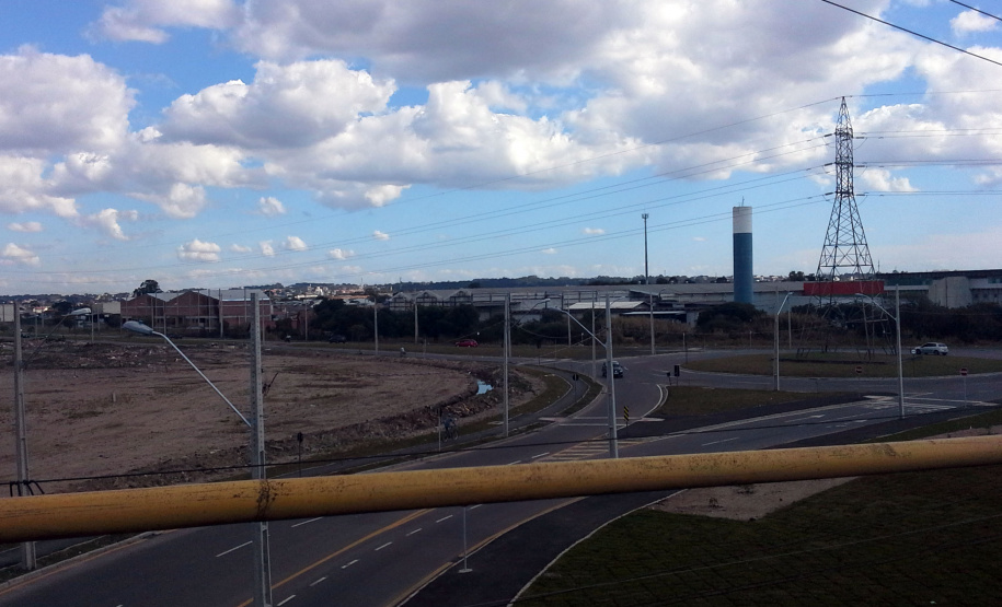 A Coordenação da Região Metropolitana de Curitiba (Comec) concluiu a sinalização horizontal e vertical da alças de acesso do viaduto da Avenida Salgado Filho, em Curitiba. A obra estará finalizada até agosto - faltam apenas a colocação dos pórticos (placas de sinalização superiores) e a substituição do gradil do viaduto, que foi totalmente revitalizado. Foto: Divulgação COMEC