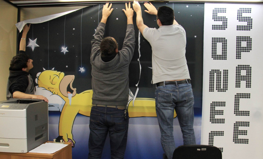 Hackathon recebe decoração diferenciada e exige trabalho da equipe até tarde da noite