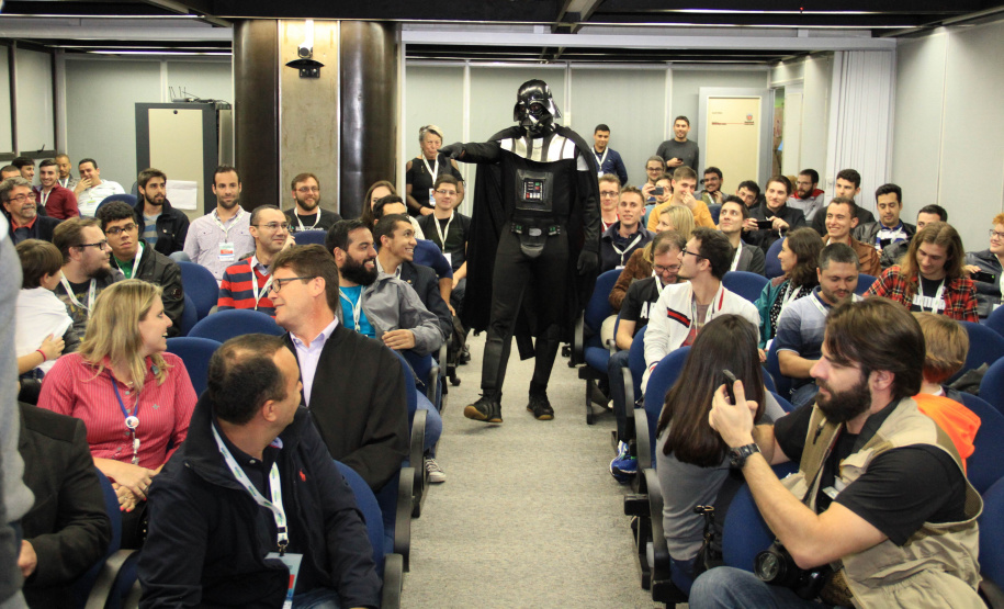 Jovens emprestam seu talento ao sucesso do Hackathon Paraná 2016 e Ratinho Junior agradece