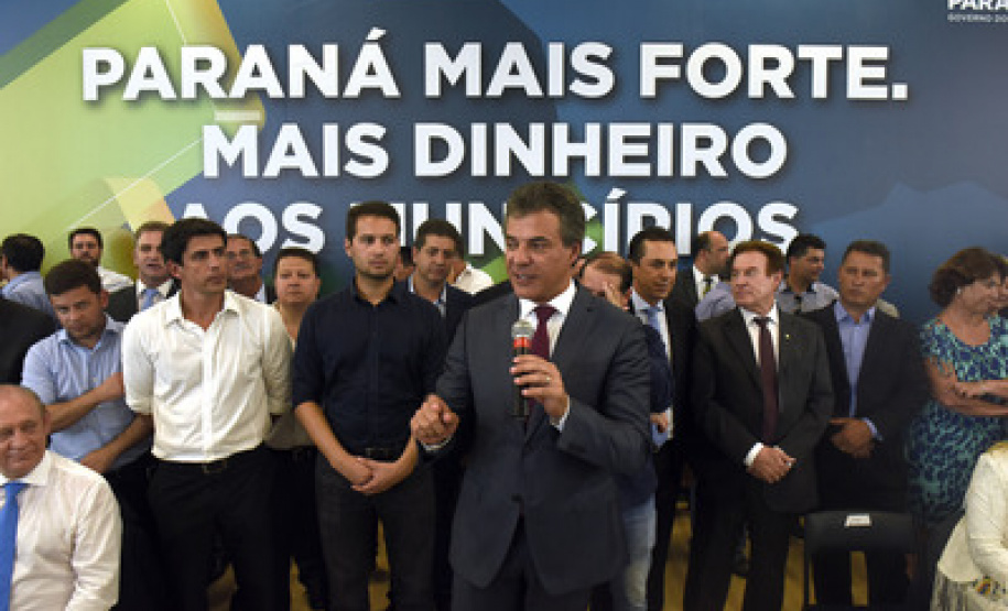 Richa repassa cota extra de ICMS de R$ 430 milhões aos 399 municípios