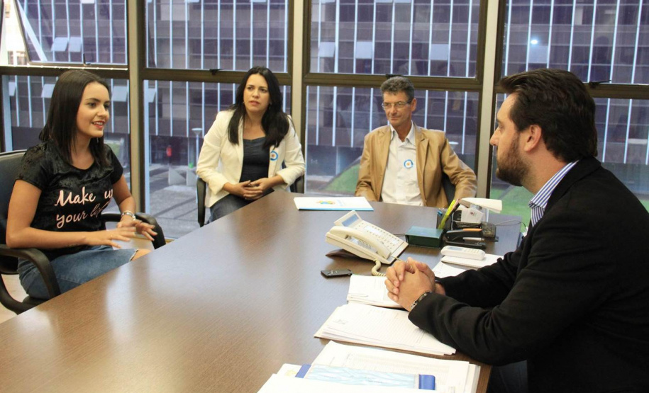 Ratinho Junior fala com prefeitos novos, experientes e com a vereadora mais nova do Paraná sobre obras no Estado