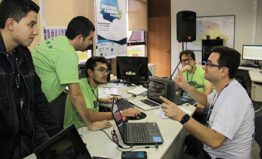 Equipes buscam a sua verdade, com paixão, na elaboração de suas propostas ao Hackathon Paraná 2017