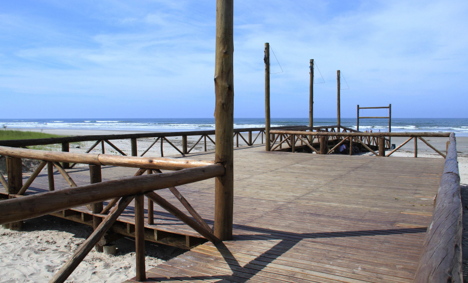 Passarela destruída em Pontal do Paraná é refeita e entregue à população que também deve zelar pelo patrimônio público