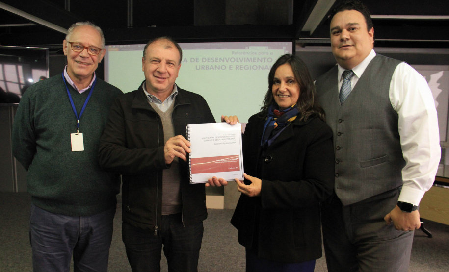 Ortega recebe Cadernos de Referências para a implantação do Estatuto da Metrópole