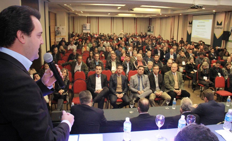 Ratinho Junior pede reforma profunda na vida pública ao falar no Congresso da UVEPAR