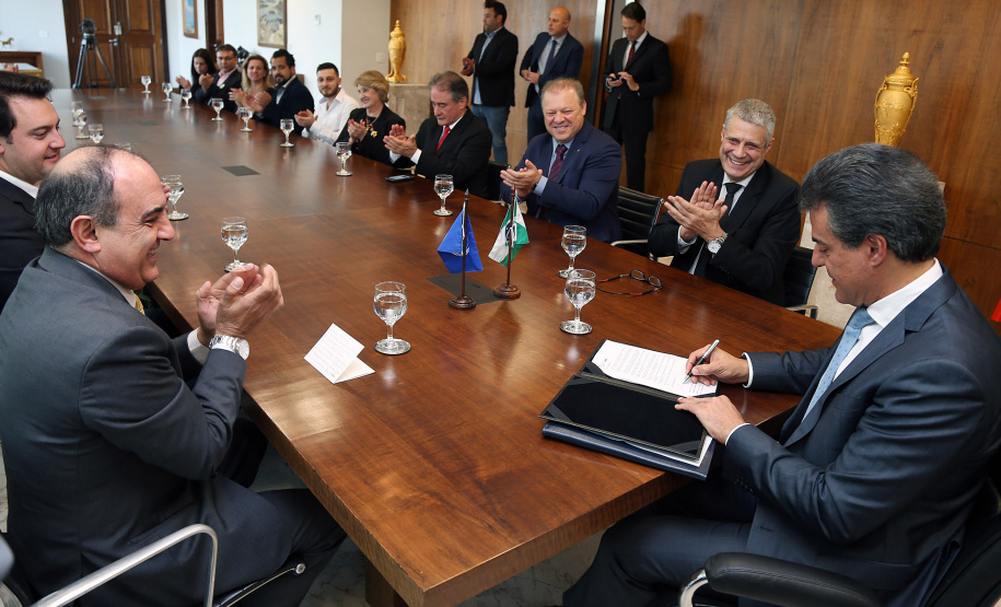 Governador Beto Richa assina Termo de Adesão ao Movimento Nacional de Objetivos do Desenvolvimento Sustentável, com a participação do diretor brasileiro da Itaipu Binacional, Luiz Fernando Vianna; do presidente da Copel, Antonio Sérgio de Souza Guetter; do diretor-presidente da Sanepar; Mounir Chaowiche; e pelo secretário estadual para Assuntos Estratégicos, Edgar Bueno.Curitiba, 08/08/2017.Foto: Orlando Kissner/ANPr