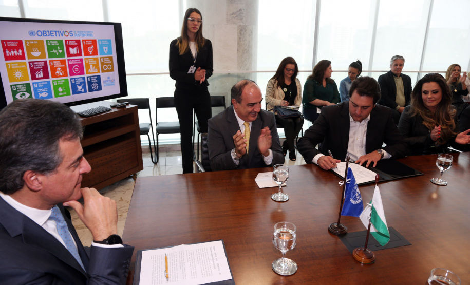 Governador Beto Richa assina Termo de Adesão ao Movimento Nacional de Objetivos do Desenvolvimento Sustentável, com a participação do diretor brasileiro da Itaipu Binacional, Luiz Fernando Vianna; do presidente da Copel, Antonio Sérgio de Souza Guetter; do diretor-presidente da Sanepar; Mounir Chaowiche; e pelo secretário estadual para Assuntos Estratégicos, Edgar Bueno.Curitiba, 08/08/2017.Foto: Orlando Kissner/ANPr