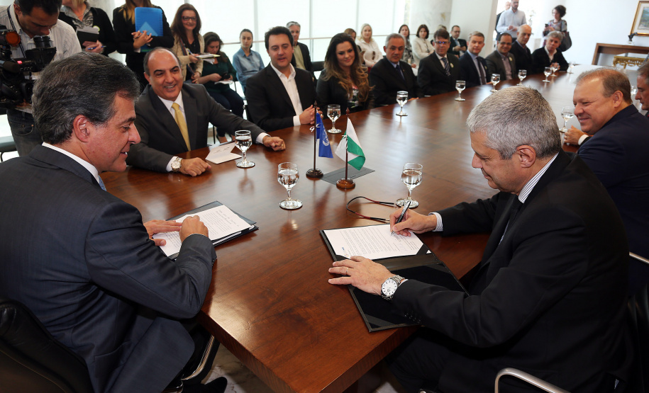Governador Beto Richa assina Termo de Adesão ao Movimento Nacional de Objetivos do Desenvolvimento Sustentável, com a participação do diretor brasileiro da Itaipu Binacional, Luiz Fernando Vianna; do presidente da Copel, Antonio Sérgio de Souza Guetter; do diretor-presidente da Sanepar; Mounir Chaowiche; e pelo secretário estadual para Assuntos Estratégicos, Edgar Bueno.Curitiba, 08/08/2017.Foto: Orlando Kissner/ANPr