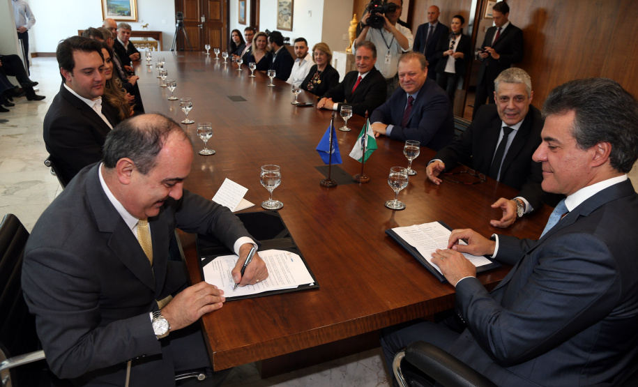 Governador Beto Richa assina Termo de Adesão ao Movimento Nacional de Objetivos do Desenvolvimento Sustentável, com a participação do diretor brasileiro da Itaipu Binacional, Luiz Fernando Vianna; do presidente da Copel, Antonio Sérgio de Souza Guetter; do diretor-presidente da Sanepar; Mounir Chaowiche; e pelo secretário estadual para Assuntos Estratégicos, Edgar Bueno.Curitiba, 08/08/2017.Foto: Orlando Kissner/ANPr