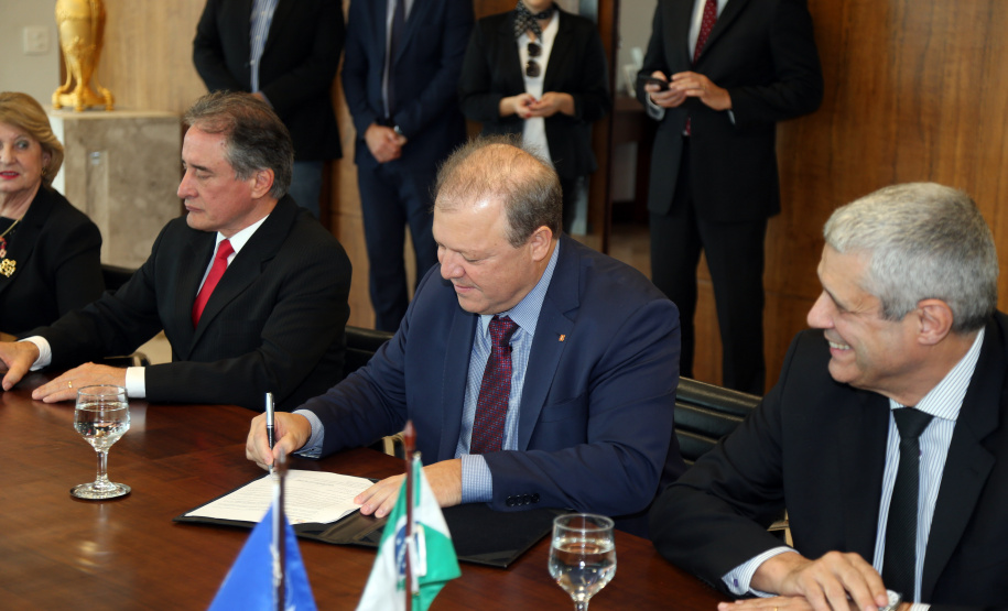 Governador Beto Richa assina Termo de Adesão ao Movimento Nacional de Objetivos do Desenvolvimento Sustentável, com a participação do diretor brasileiro da Itaipu Binacional, Luiz Fernando Vianna; do presidente da Copel, Antonio Sérgio de Souza Guetter; do diretor-presidente da Sanepar; Mounir Chaowiche; e pelo secretário estadual para Assuntos Estratégicos, Edgar Bueno.Curitiba, 08/08/2017.Foto: Orlando Kissner/ANPr