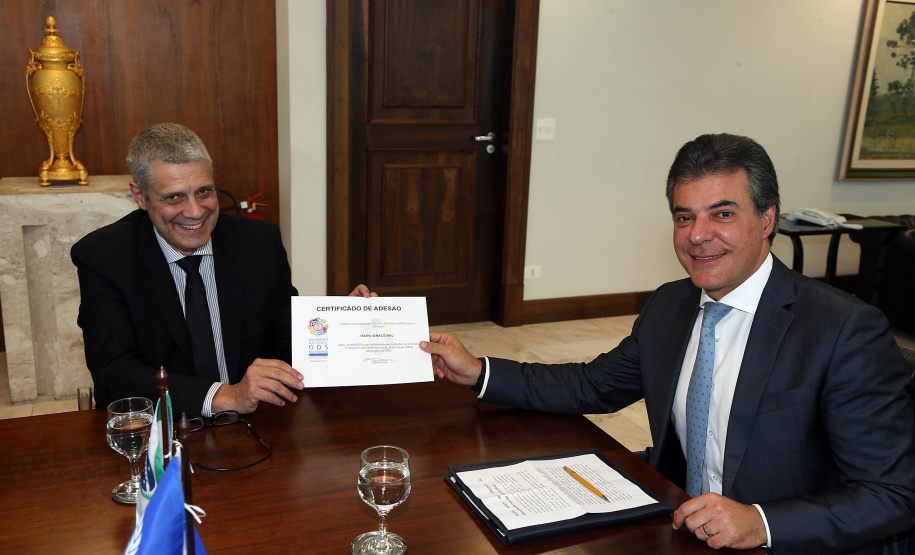 Governador Beto Richa assina Termo de Adesão ao Movimento Nacional de Objetivos do Desenvolvimento Sustentável, com a participação do diretor brasileiro da Itaipu Binacional, Luiz Fernando Vianna; do presidente da Copel, Antonio Sérgio de Souza Guetter; do diretor-presidente da Sanepar; Mounir Chaowiche; e pelo secretário estadual para Assuntos Estratégicos, Edgar Bueno.Curitiba, 08/08/2017.Foto: Orlando Kissner/ANPr