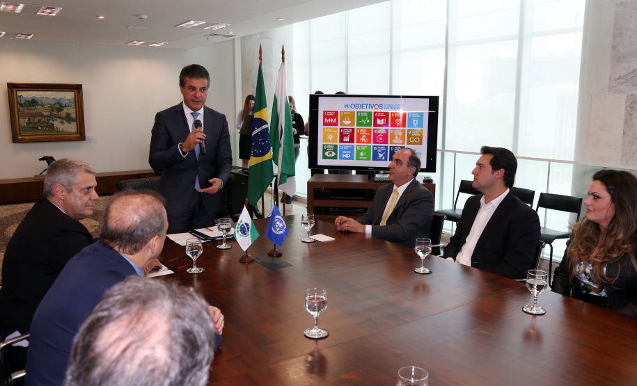 Governador Beto Richa assina Termo de Adesão ao Movimento Nacional de Objetivos do Desenvolvimento Sustentável, com a participação do diretor brasileiro da Itaipu Binacional, Luiz Fernando Vianna; do presidente da Copel, Antonio Sérgio de Souza Guetter; do diretor-presidente da Sanepar; Mounir Chaowiche; e pelo secretário estadual para Assuntos Estratégicos, Edgar Bueno.Curitiba, 08/08/2017.Foto: Orlando Kissner/ANPr