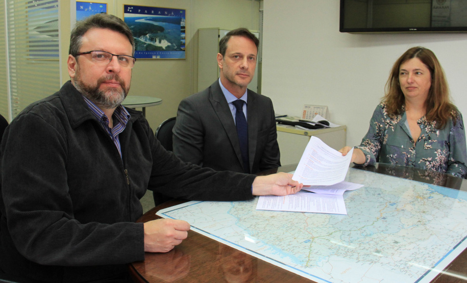 Comitê dos Empregados do Paranacidade entregam resultado de pesquisa de satisfação ao superintendente executivo