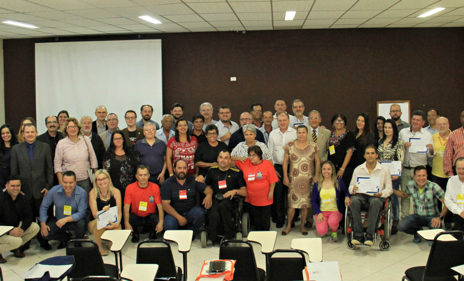 Ortega entrega Certificados da 6ª Conferência Estadual aos conselheiros do ConCidades Paraná