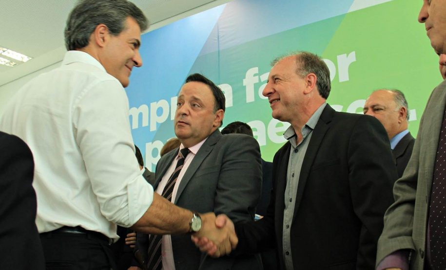 Serviços e obras no valor total de R$ 100 milhões valorizam a vida em 250 municípios do Paraná