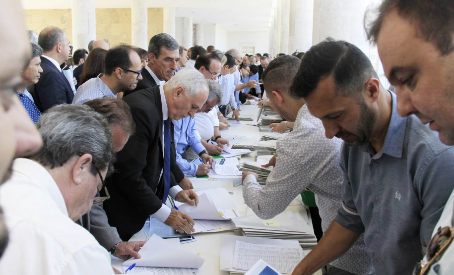 Governo do Estado firma mais de 602 convênios para investimentos em 268 cidades