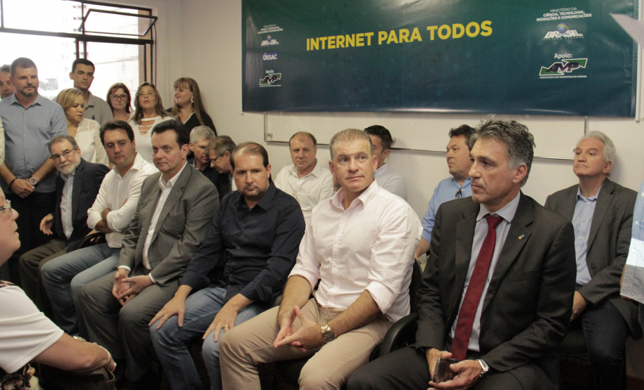 Benefícios à população do Programa “Internet para Todos”, mostrado pelo ministro Kassab, despertam atenção de secretários de Estado, deputados e prefeitos do Paraná na AMP