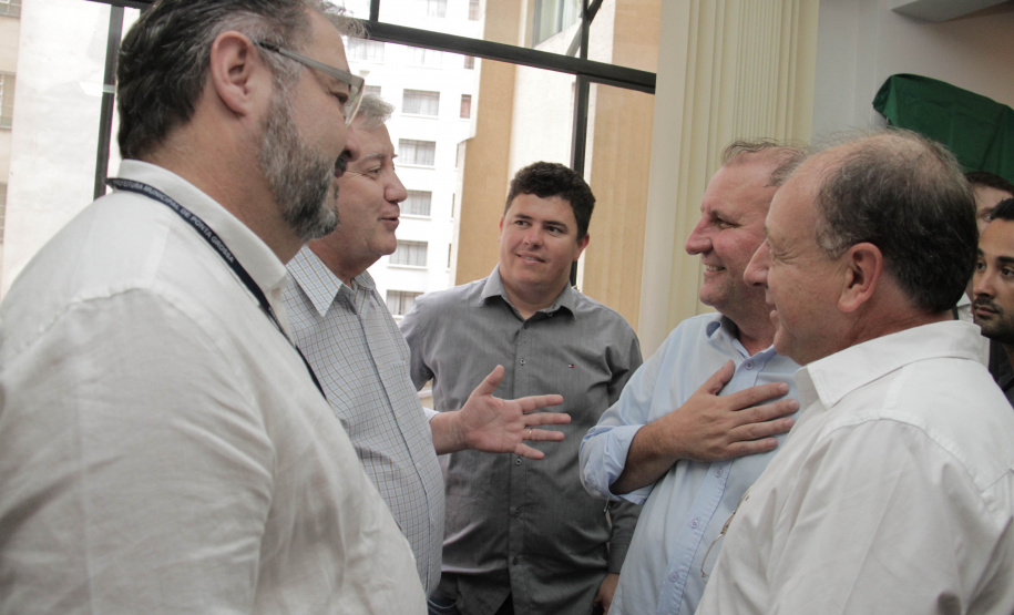 Benefícios à população do Programa “Internet para Todos”, mostrado pelo ministro Kassab, despertam atenção de secretários de Estado, deputados e prefeitos do Paraná na AMP