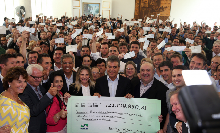 O governador Beto Richa repassou nesta terça-feira (30) mais uma cota extra do Imposto sobre Circulação de Mercadorias e Serviços (ICMS) aos 399 municípios do Paraná. Curitiba, 30/01/2018.Foto: Orlando Kissner/ANPr