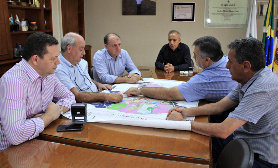 Ortega visita Apucarana, Maringá e Ivaiporã para entregar editais e ver obras