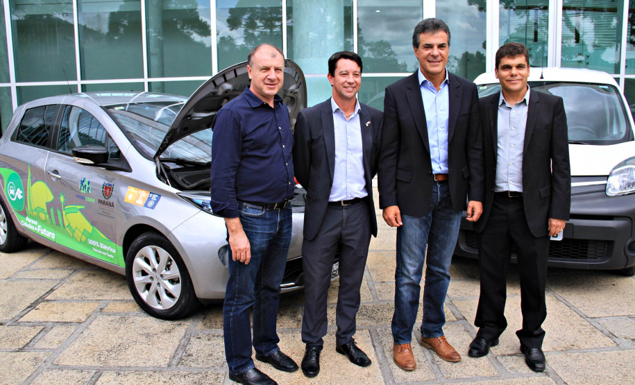 “Programa Cidades do Futuro” da SEDU/Paranacidade põe nas ruas carros 100% elétricos