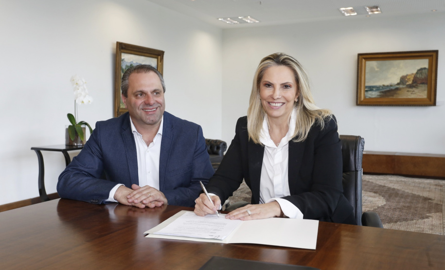 Municípios recebem recursos para pavimentação e veículo