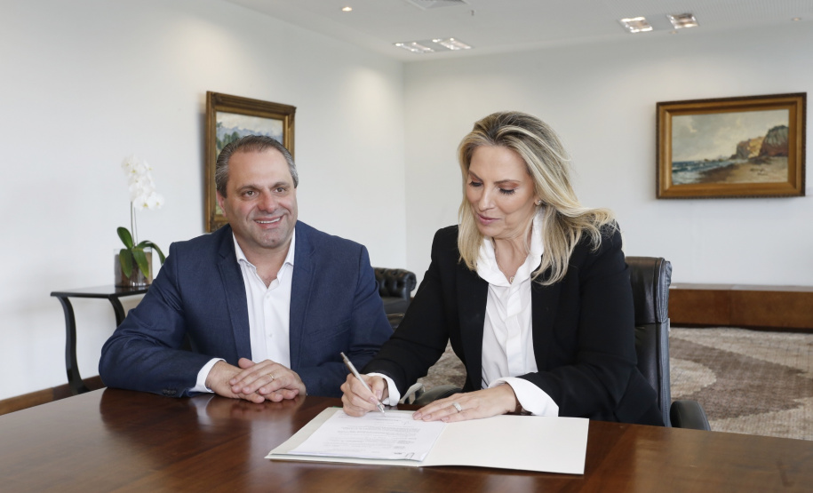 A governadora Cida Borghetti liberou nesta terça-feira (17) cerca de R$ 1 milhão para os municípios de Almirante Tamandaré, na Região Metropolitana de Curitiba, e Rolândia, no Norte do Estado. Na foto,  O prefeito de Almirante Tamandaré, Gerson Collodel, vai utilizar os R$ 734,3 mil financiados junto ao Governo do Estado para pavimentar um trecho da Rua Rio Paraná. Curitiba, 17/04/2018.Foto: Arnaldo Alves/ANPr