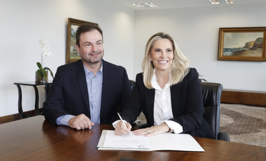 A governadora Cida Borghetti liberou nesta terça-feira (17) cerca de R$ 1 milhão para os municípios de Almirante Tamandaré, na Região Metropolitana de Curitiba, e Rolândia, no Norte do Estado. Na foto, o prefeito de Rolândia, Luiz Francisconi Neto, vai adquirir uma Van com capacidade para transportar 16 pessoas. O total liberado pelo Estado para o município foi de R$ 165 mil, a fundo perdido. Curitiba, 17/04/2018.Foto: Arnaldo Alves/ANPr